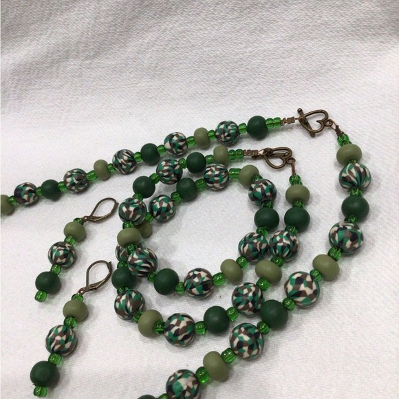 Chic Speckled Green Round Beaded Necklace, Bracelet, and Earring Set - Picture 8 of 9
